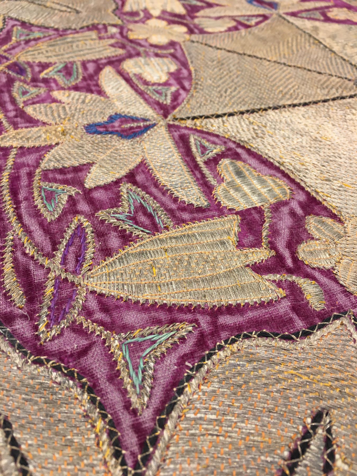 Detail e: Persische Qajar "Metallstickerei" antik, Südpersien, frühes/Mitte 19.Jhd., Metallstickerei auf violetten Seiden-Samt. Sehr feine ...