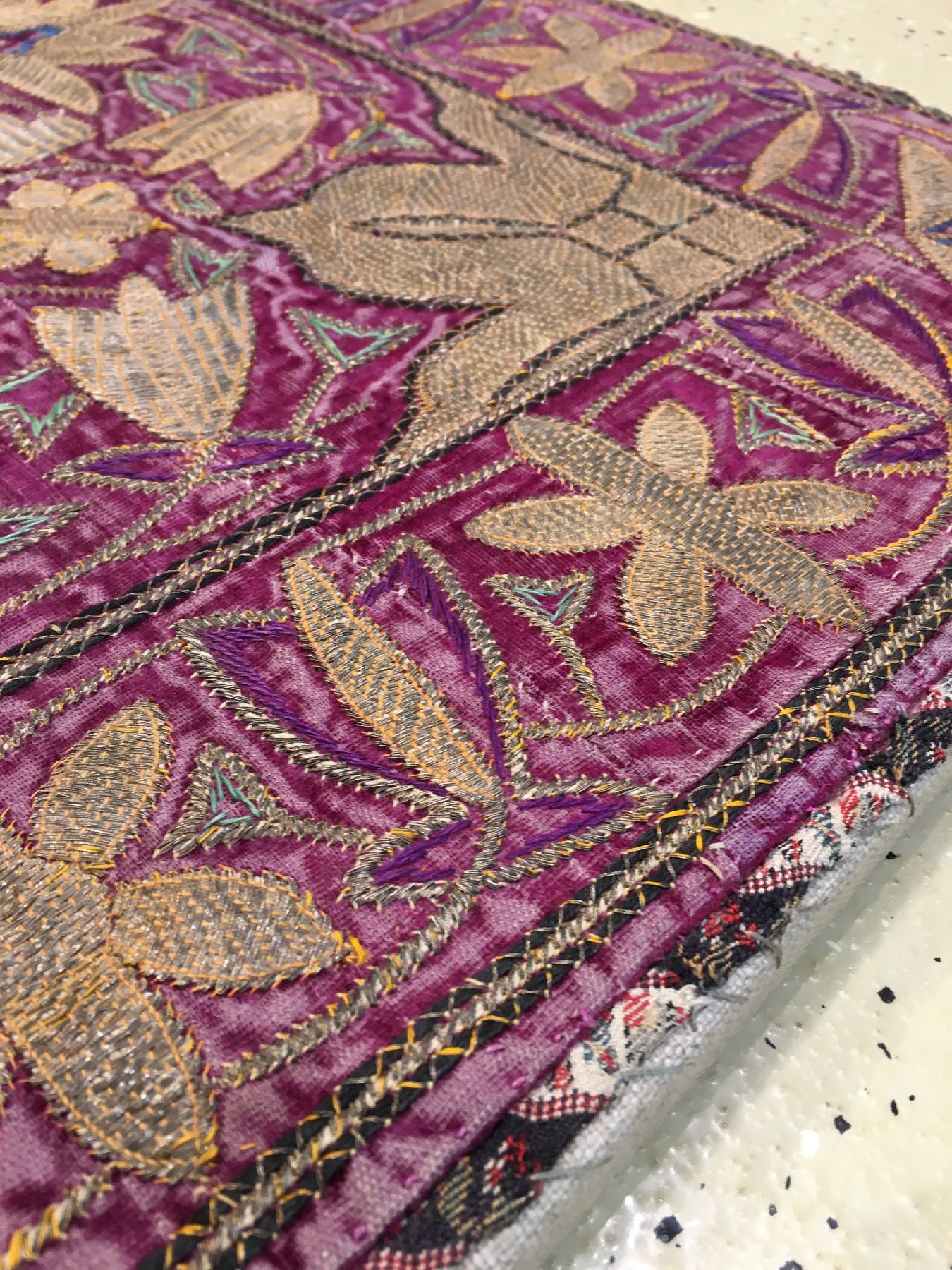 Detail f: Persische Qajar "Metallstickerei" antik, Südpersien, frühes/Mitte 19.Jhd., Metallstickerei auf violetten Seiden-Samt. Sehr feine ...