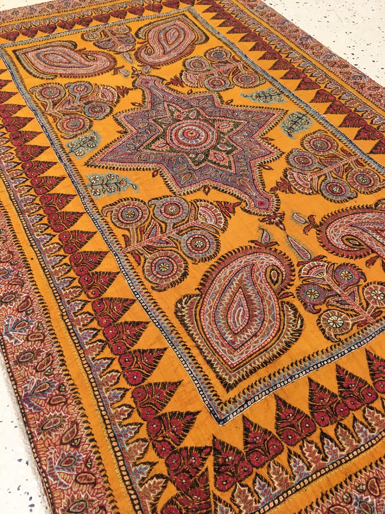 Detail b: Feine gelbe Kerman "Stickerei" antik, Südpersien, Ende 19.Jhd., Wollstickerei. Feine Handarbeit aus Südpersien in seltener ...