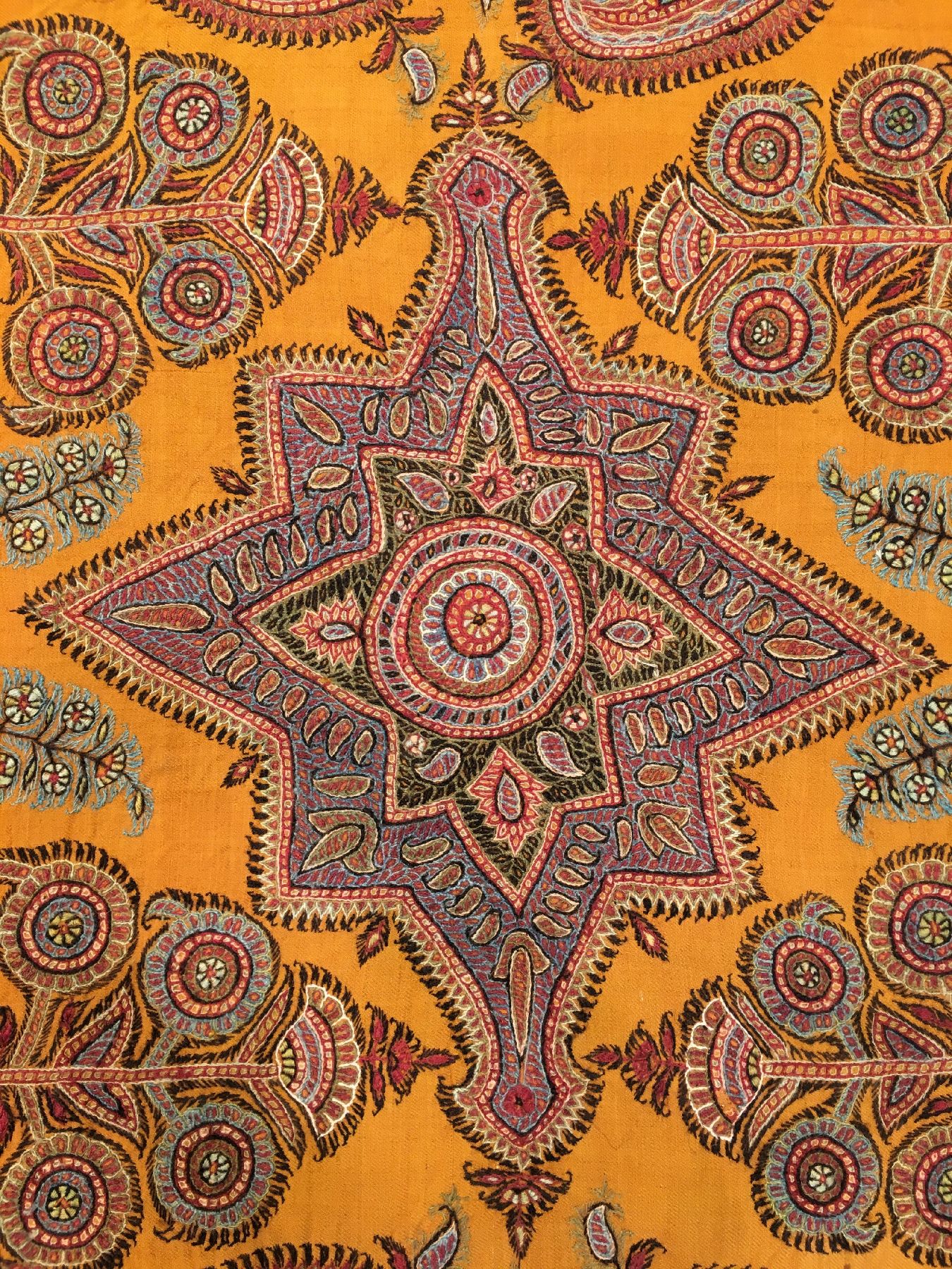 Detail c: Feine gelbe Kerman "Stickerei" antik, Südpersien, Ende 19.Jhd., Wollstickerei. Feine Handarbeit aus Südpersien in seltener ...