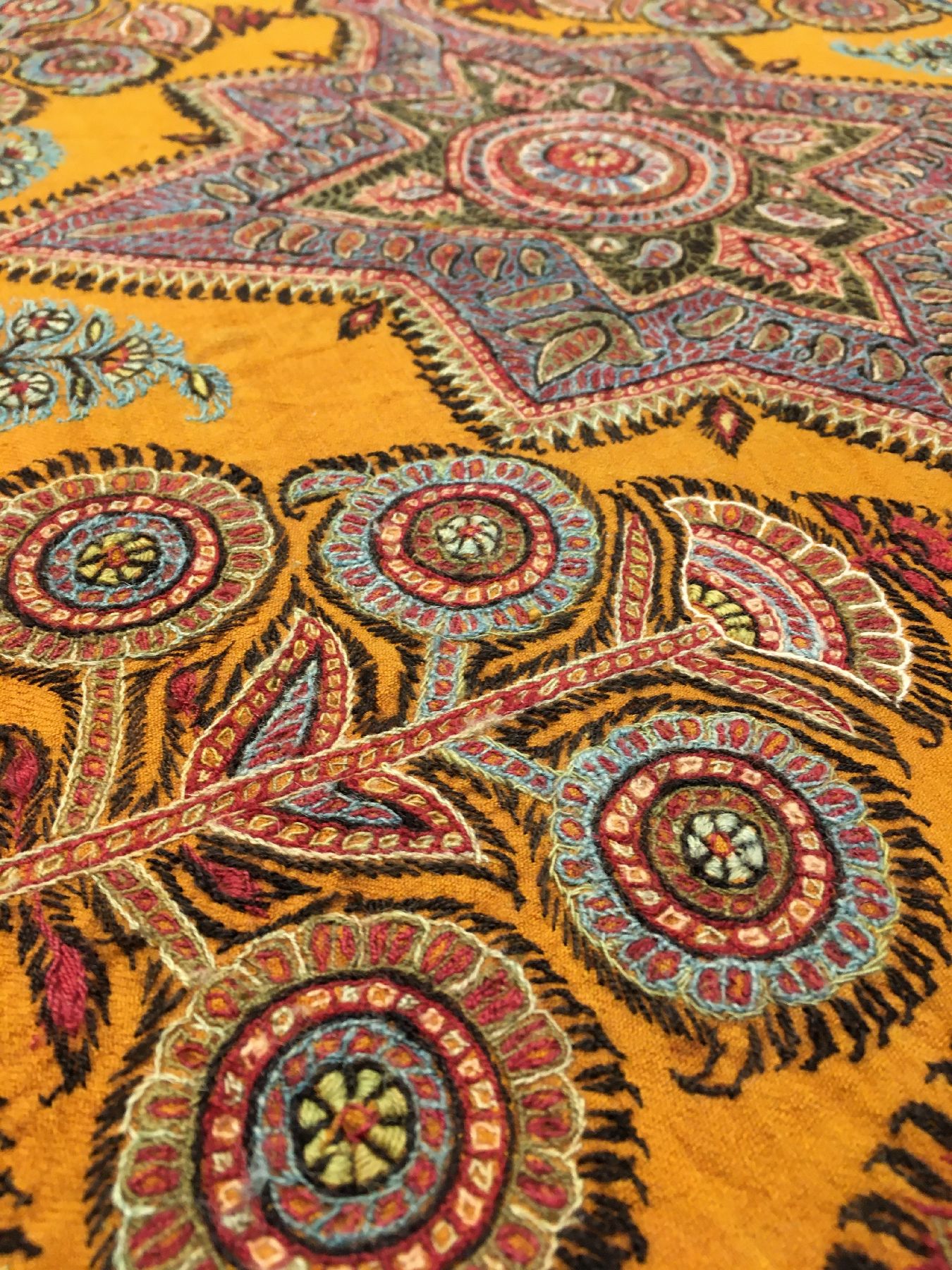 Detail d: Feine gelbe Kerman "Stickerei" antik, Südpersien, Ende 19.Jhd., Wollstickerei. Feine Handarbeit aus Südpersien in seltener ...