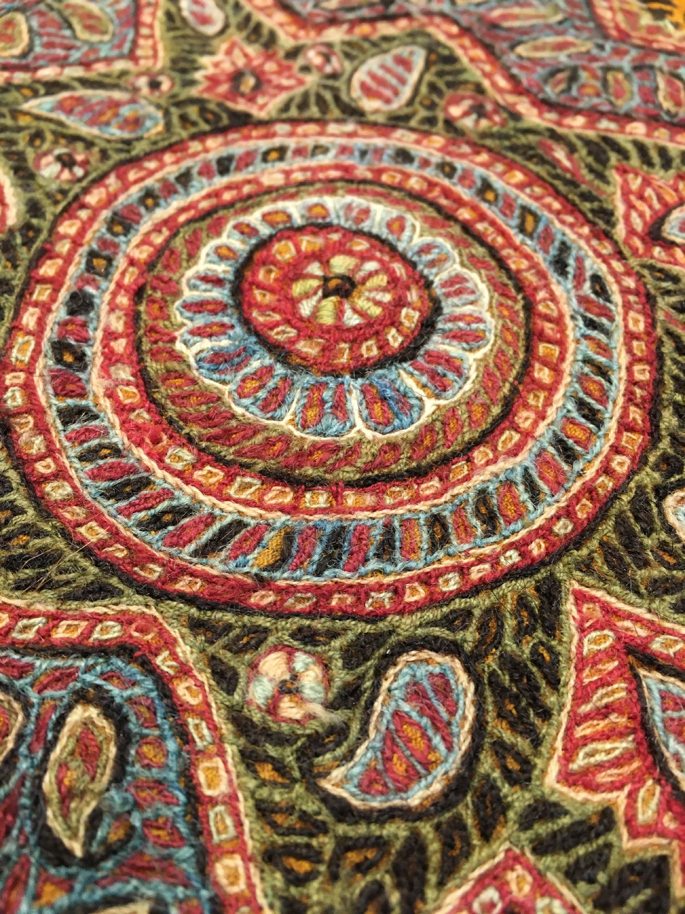 Detail e: Feine gelbe Kerman "Stickerei" antik, Südpersien, Ende 19.Jhd., Wollstickerei. Feine Handarbeit aus Südpersien in seltener ...