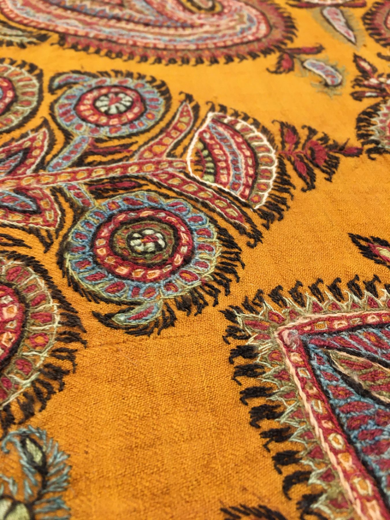 Detail f: Feine gelbe Kerman "Stickerei" antik, Südpersien, Ende 19.Jhd., Wollstickerei. Feine Handarbeit aus Südpersien in seltener ...