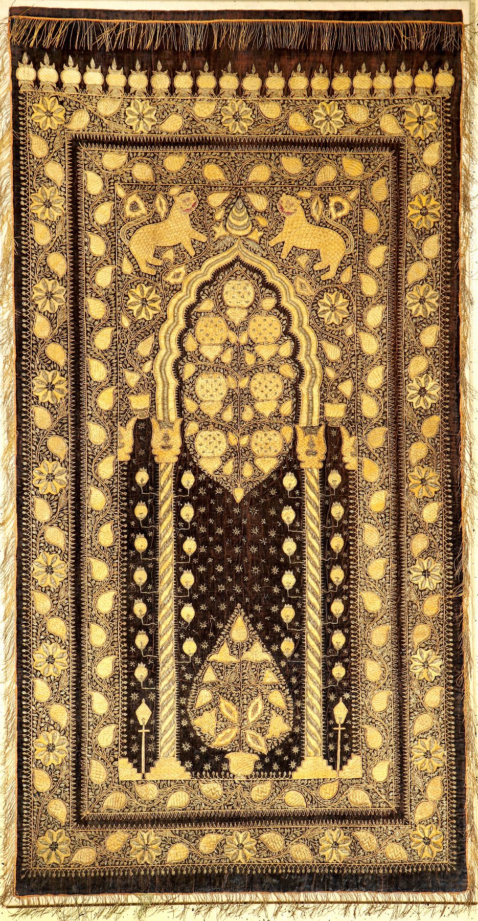 Seltene indische "Metallstickerei" antik, Indien, Mitte 19.Jhd., Metallstickerei auf Seiden-Samt. Dekorativer indischer Wandbehang mit ...