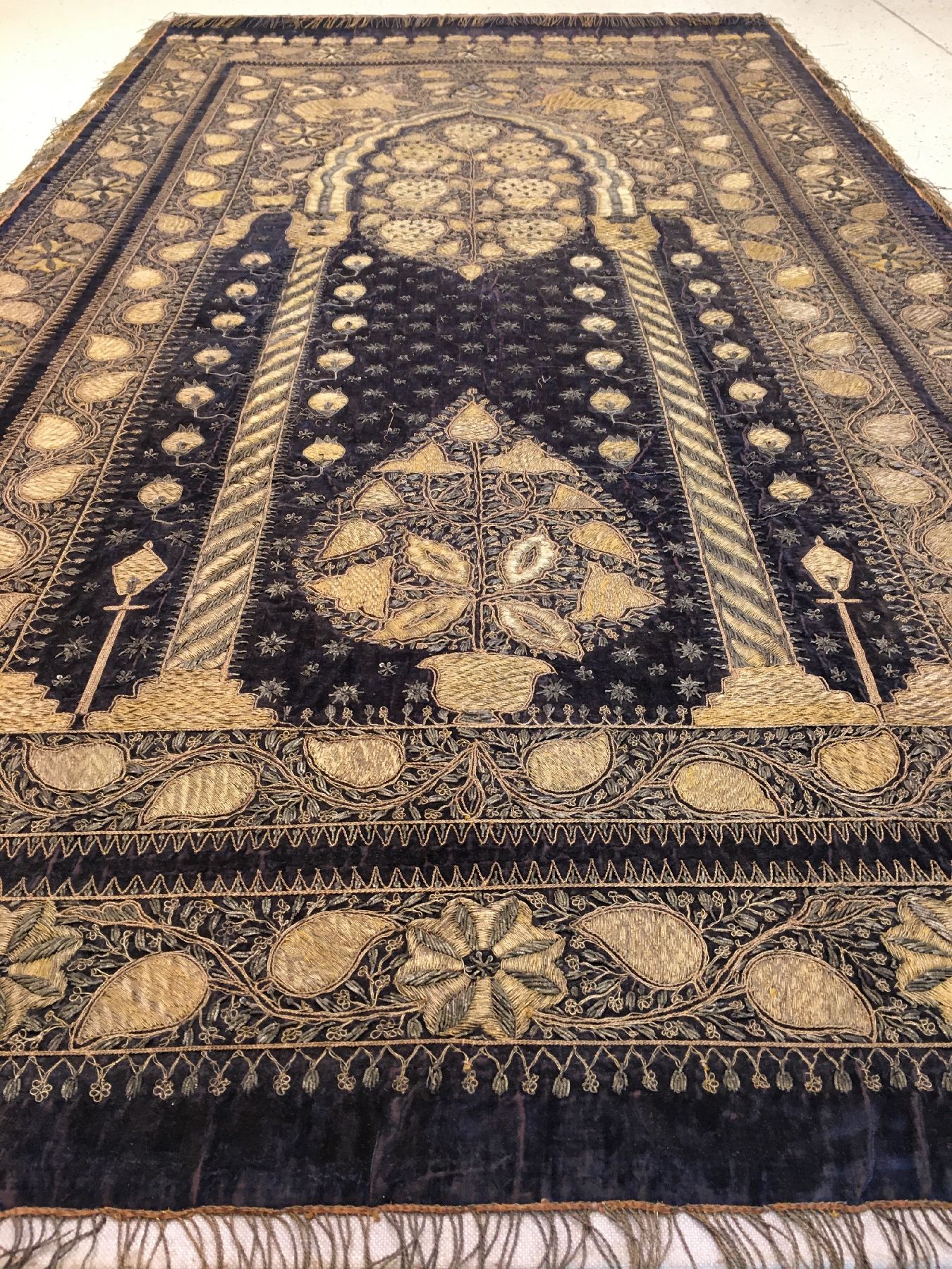Detail b: Seltene indische "Metallstickerei" antik, Indien, Mitte 19.Jhd., Metallstickerei auf Seiden-Samt. Dekorativer indischer Wandbehang mit ...