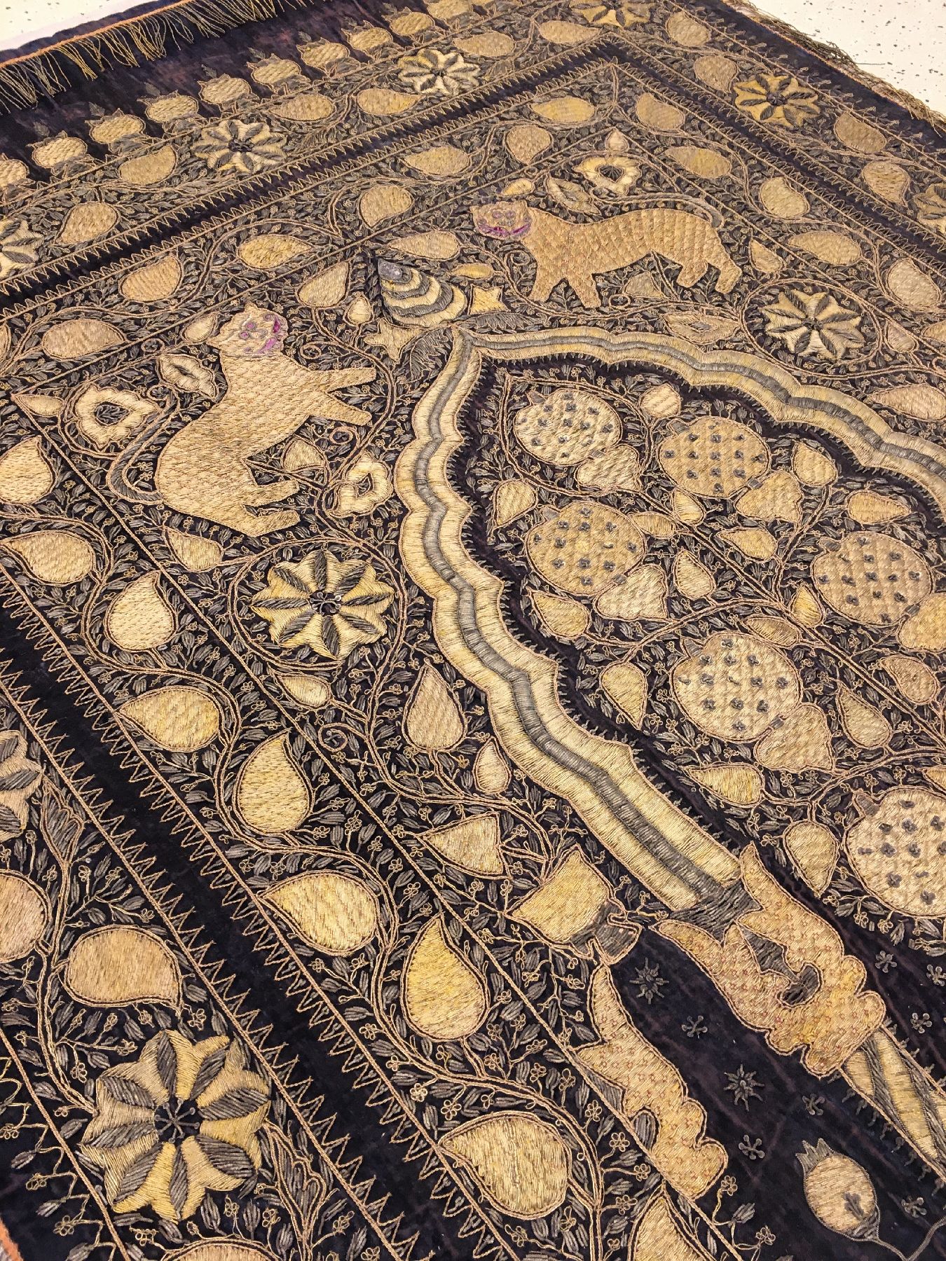 Detail c: Seltene indische "Metallstickerei" antik, Indien, Mitte 19.Jhd., Metallstickerei auf Seiden-Samt. Dekorativer indischer Wandbehang mit ...