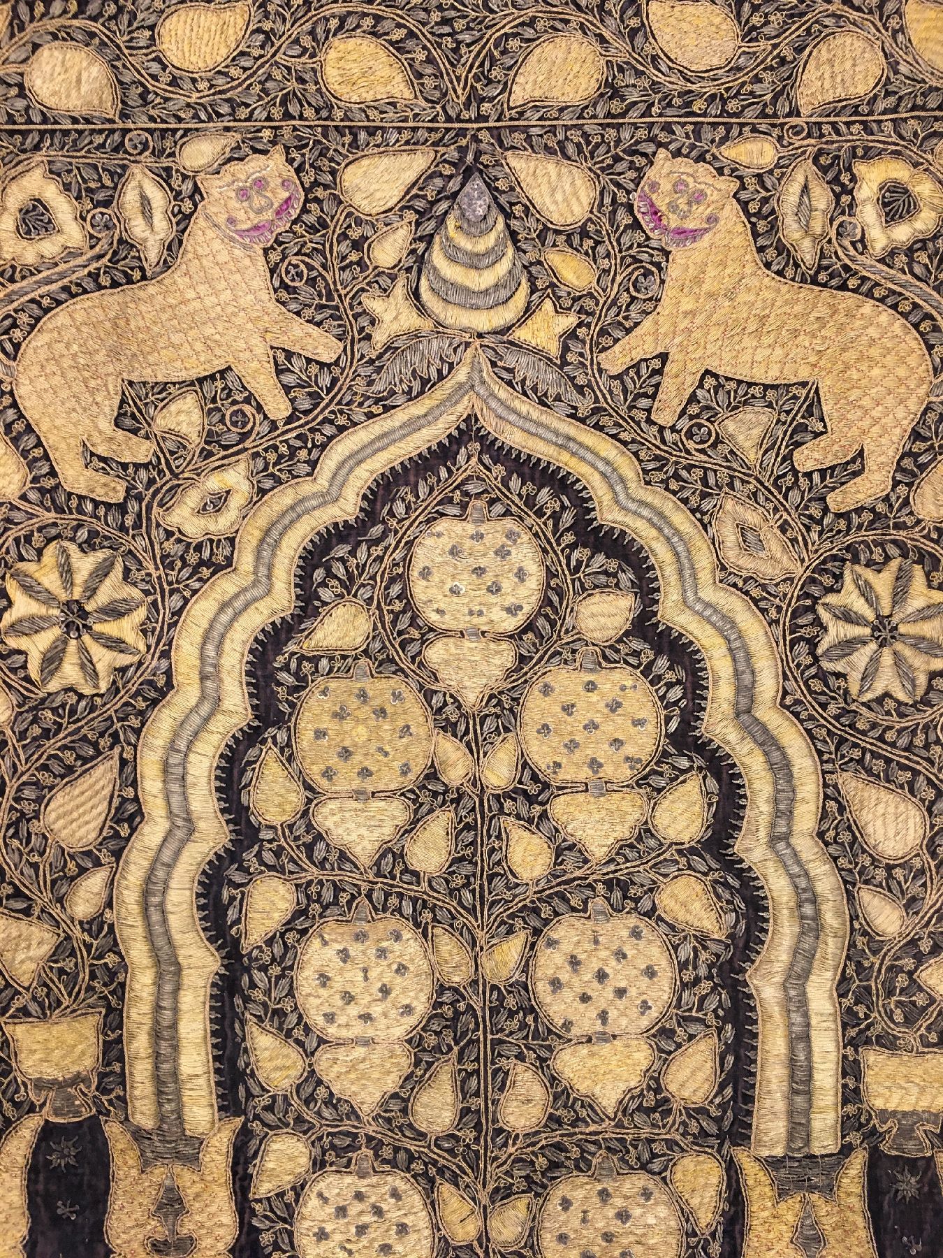 Detail d: Seltene indische "Metallstickerei" antik, Indien, Mitte 19.Jhd., Metallstickerei auf Seiden-Samt. Dekorativer indischer Wandbehang mit ...