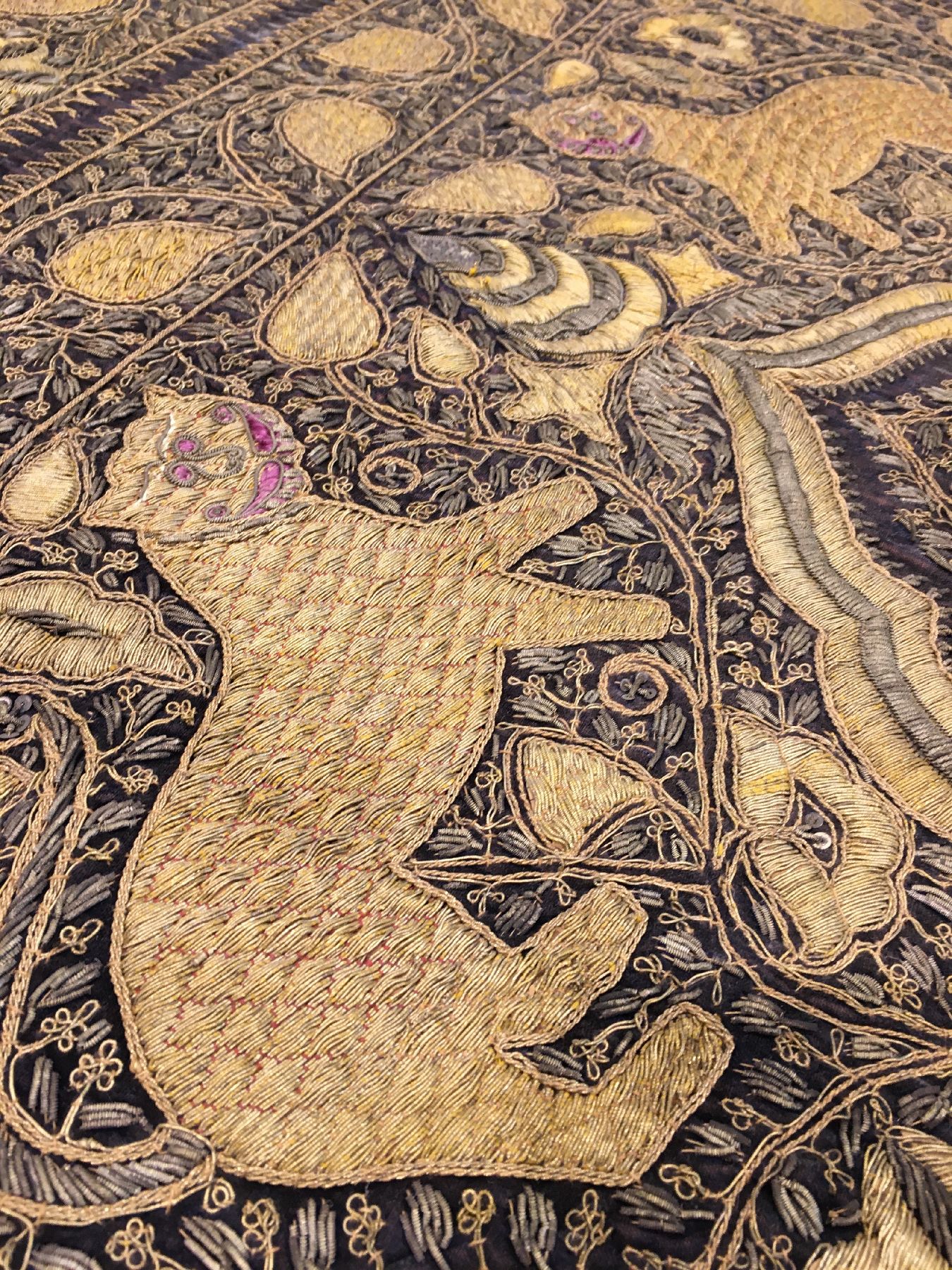 Detail e: Seltene indische "Metallstickerei" antik, Indien, Mitte 19.Jhd., Metallstickerei auf Seiden-Samt. Dekorativer indischer Wandbehang mit ...