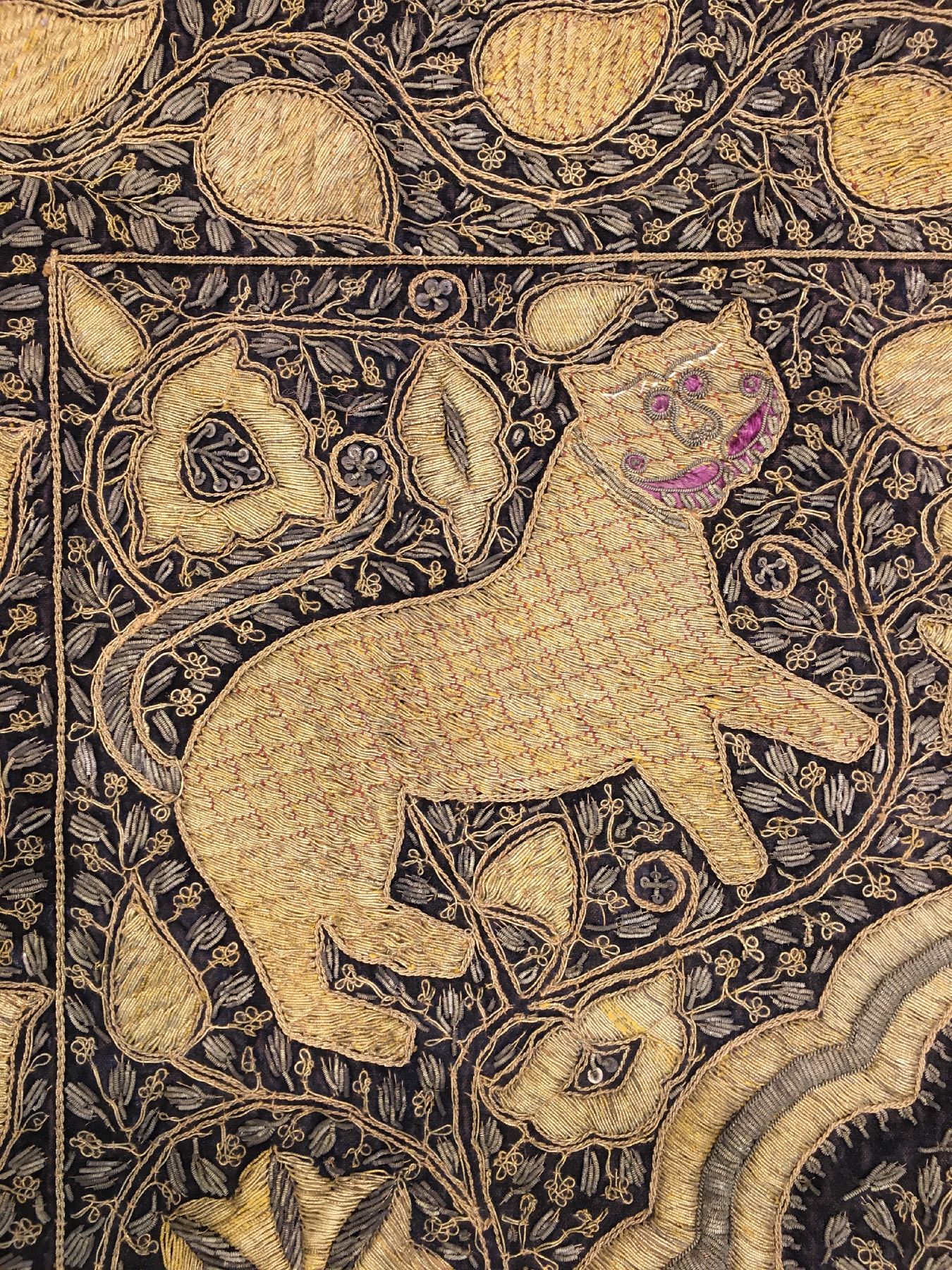 Detail f: Seltene indische "Metallstickerei" antik, Indien, Mitte 19.Jhd., Metallstickerei auf Seiden-Samt. Dekorativer indischer Wandbehang mit ...