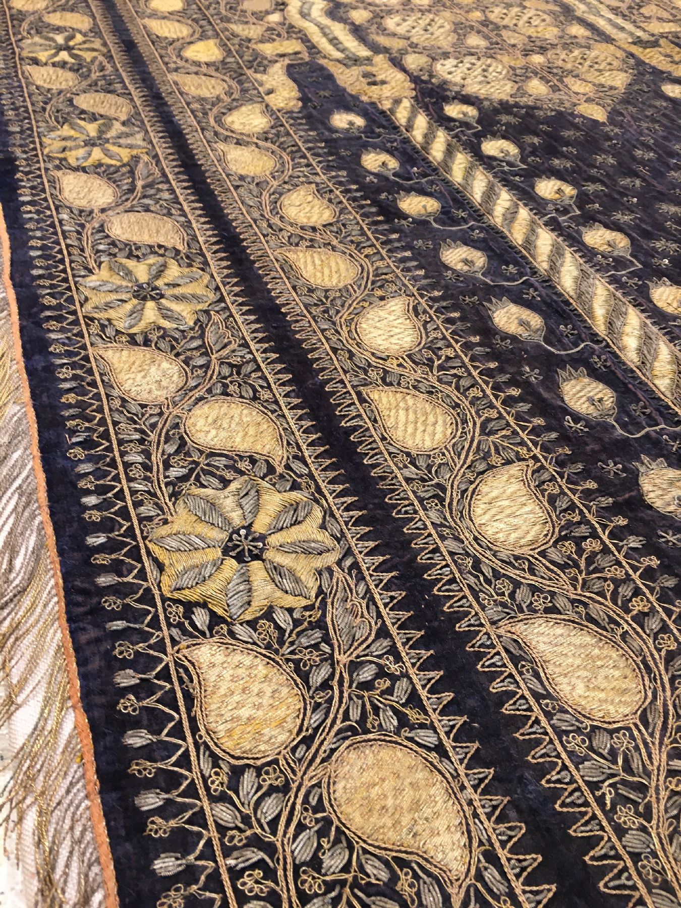 Detail g: Seltene indische "Metallstickerei" antik, Indien, Mitte 19.Jhd., Metallstickerei auf Seiden-Samt. Dekorativer indischer Wandbehang mit ...