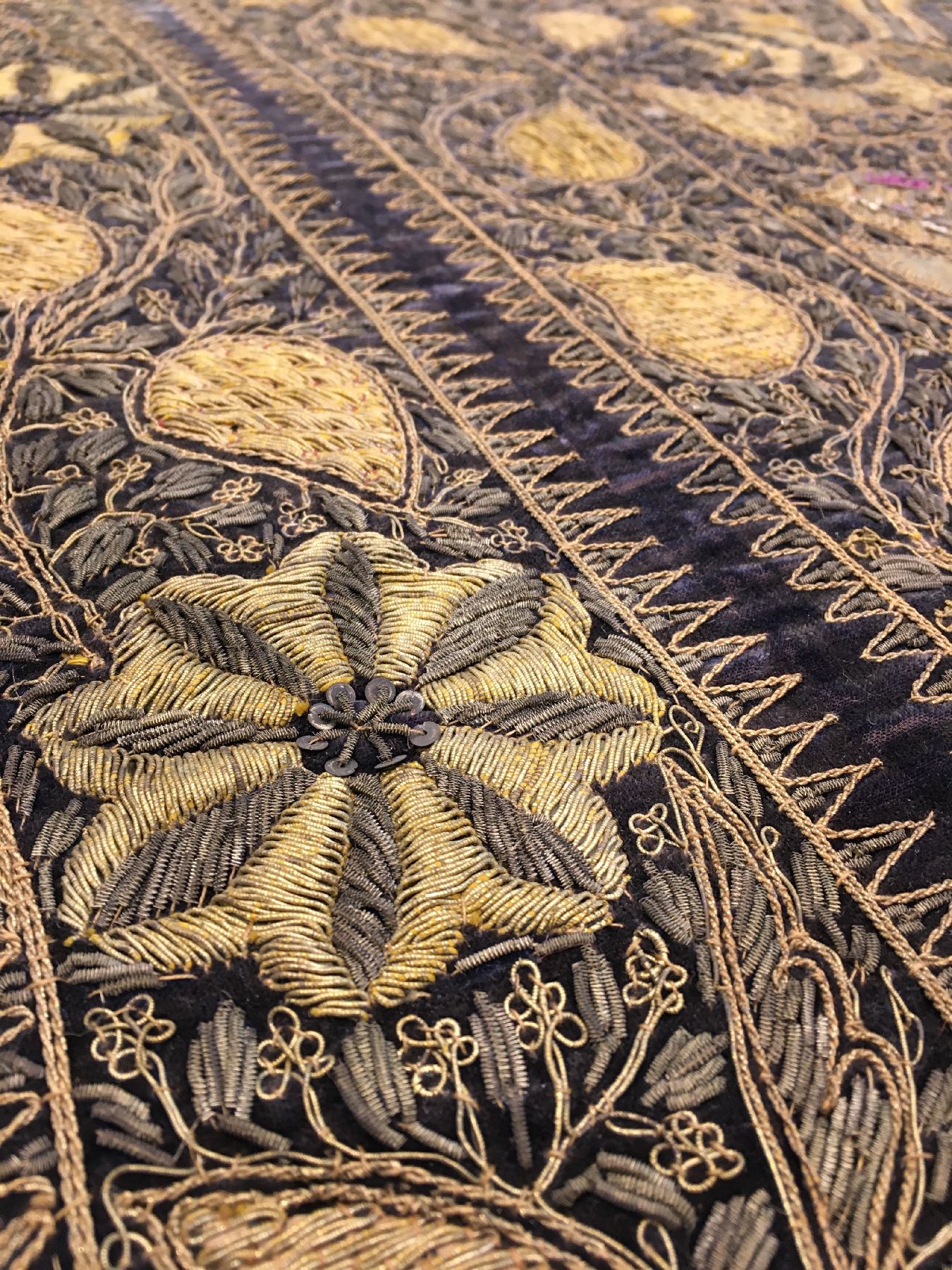 Detail h: Seltene indische "Metallstickerei" antik, Indien, Mitte 19.Jhd., Metallstickerei auf Seiden-Samt. Dekorativer indischer Wandbehang mit ...