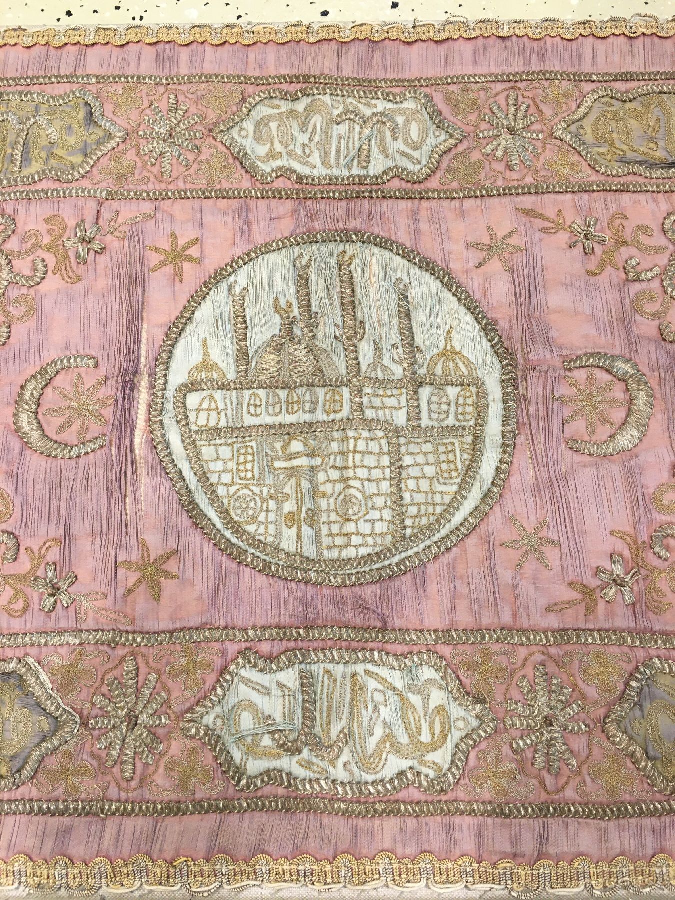 Detail b: Osmanische "Metallstickerei" antik (Mit Tugra), Osmanisches-Reich, 19.Jhd., Metallstickerei auf Seide. Osmanische Metallstickerei mit ...