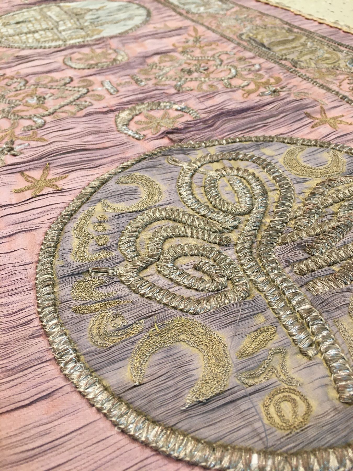 Detail c: Osmanische "Metallstickerei" antik (Mit Tugra), Osmanisches-Reich, 19.Jhd., Metallstickerei auf Seide. Osmanische Metallstickerei mit ...