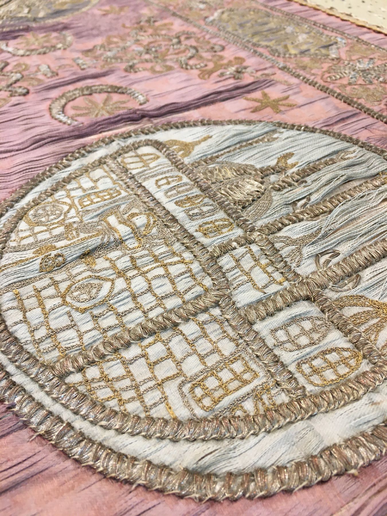 Detail d: Osmanische "Metallstickerei" antik (Mit Tugra), Osmanisches-Reich, 19.Jhd., Metallstickerei auf Seide. Osmanische Metallstickerei mit ...