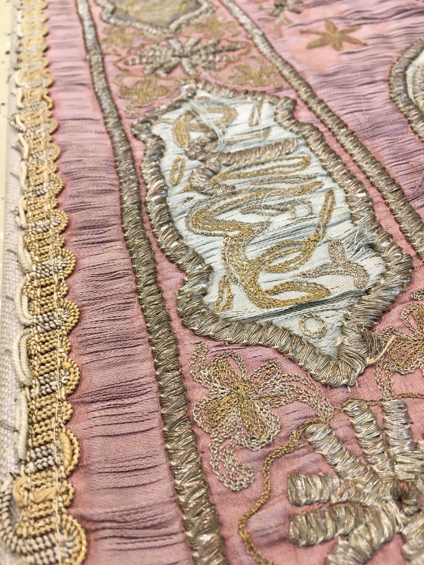 Detail e: Osmanische "Metallstickerei" antik (Mit Tugra), Osmanisches-Reich, 19.Jhd., Metallstickerei auf Seide. Osmanische Metallstickerei mit ...