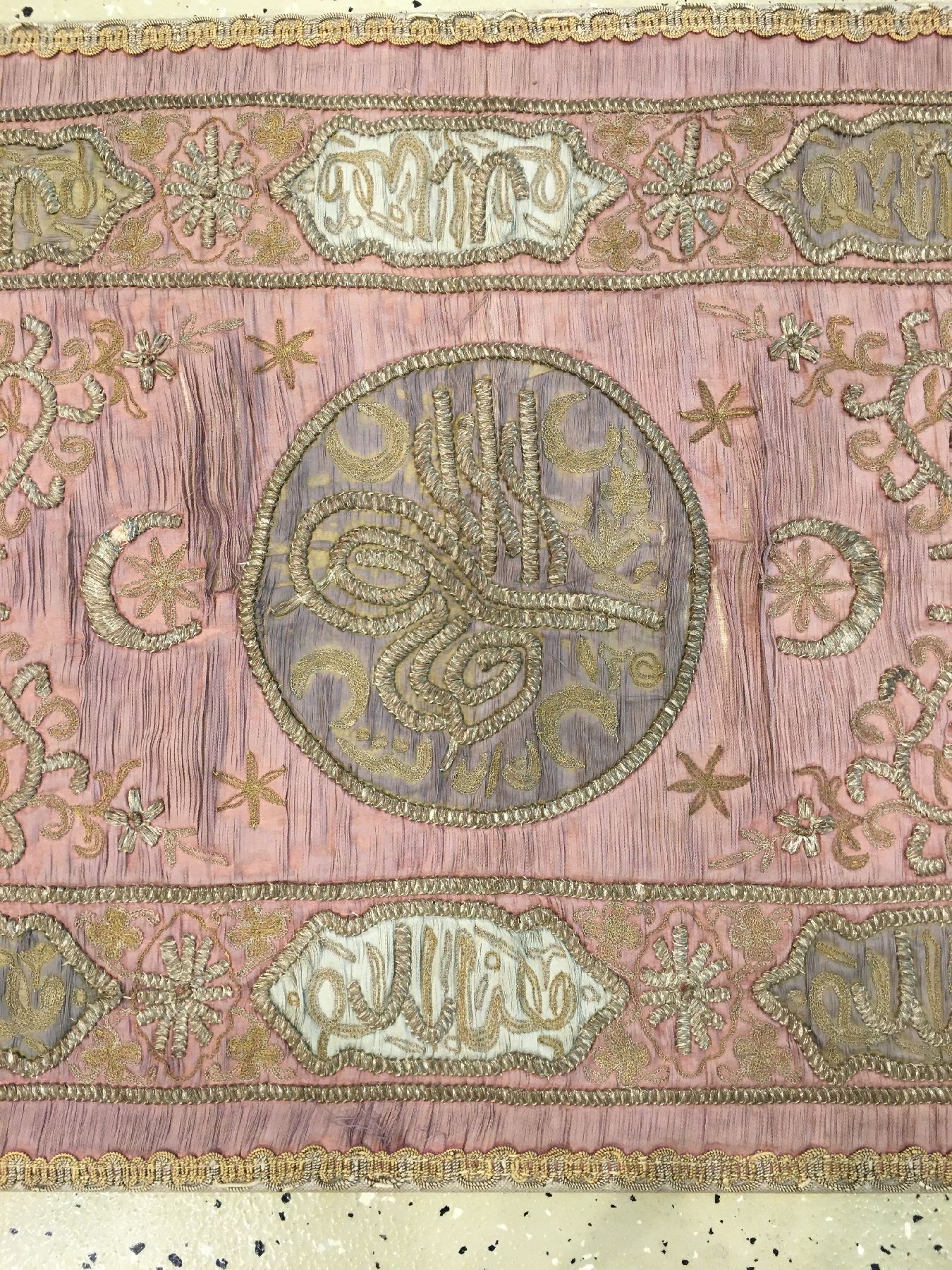 Detail f: Osmanische "Metallstickerei" antik (Mit Tugra), Osmanisches-Reich, 19.Jhd., Metallstickerei auf Seide. Osmanische Metallstickerei mit ...