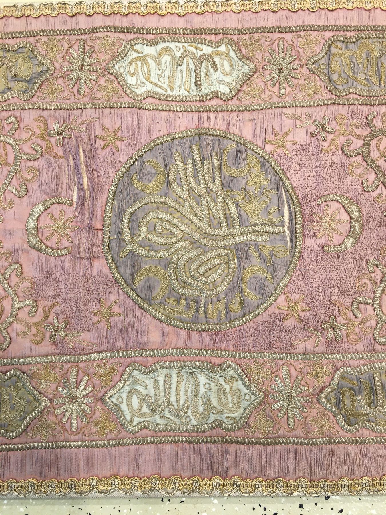 Detail g: Osmanische "Metallstickerei" antik (Mit Tugra), Osmanisches-Reich, 19.Jhd., Metallstickerei auf Seide. Osmanische Metallstickerei mit ...