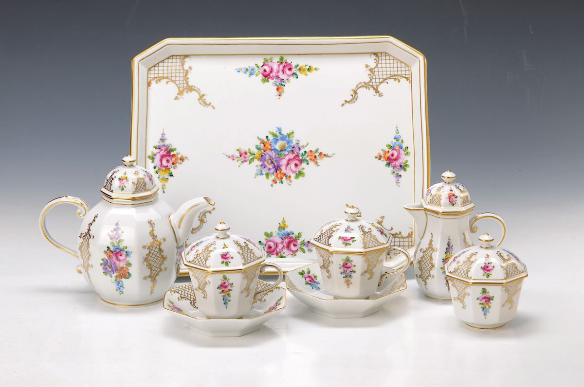 Dejeuner, Potschappel, Dresden, Porzellan, aufwendige Blumenbukettmalerei und Goldziergitter, 8fach facettierte Form: Tablett, kleine Kaffeekanne, 2 ...
