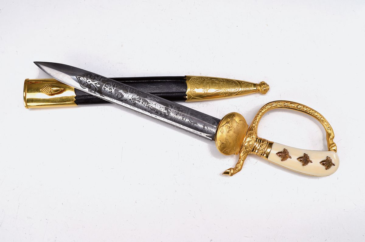 Kurzer Hirschfänger, um 1920/30, geätzte Klinge mit Hohlkehle; Jagdmotive beidseitig, "Original Eickhorn Solingen", vergoldeter ...