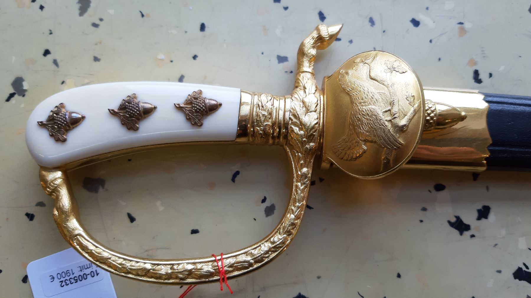 Detail b: Kurzer Hirschfänger, um 1920/30, geätzte Klinge mit Hohlkehle; Jagdmotive beidseitig, "Original Eickhorn Solingen", vergoldeter ...