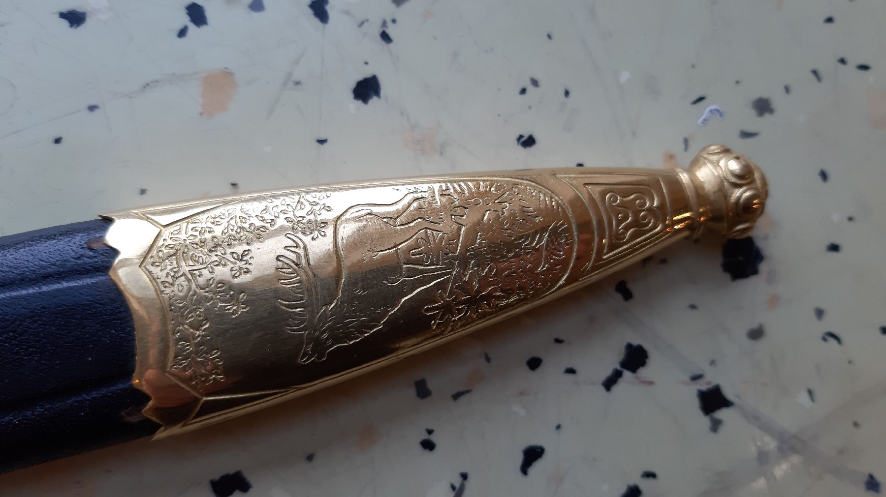 Detail c: Kurzer Hirschfänger, um 1920/30, geätzte Klinge mit Hohlkehle; Jagdmotive beidseitig, "Original Eickhorn Solingen", vergoldeter ...