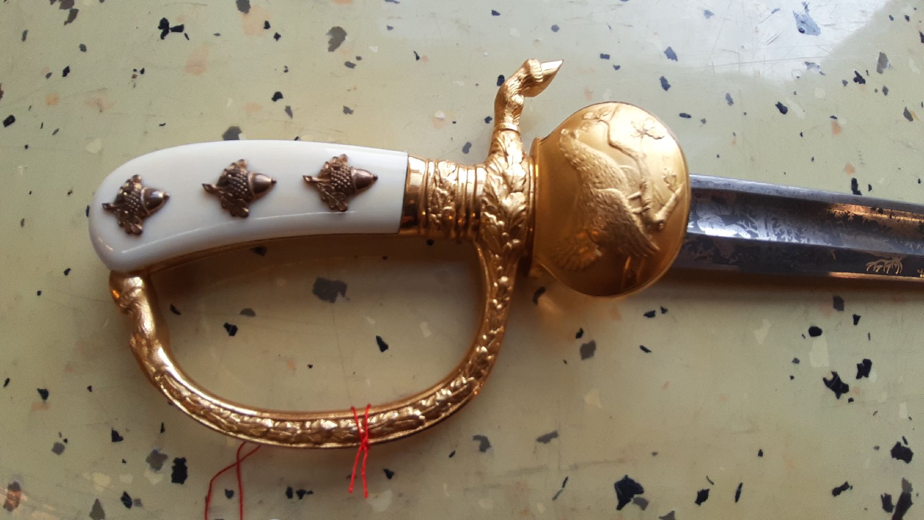Detail d: Kurzer Hirschfänger, um 1920/30, geätzte Klinge mit Hohlkehle; Jagdmotive beidseitig, "Original Eickhorn Solingen", vergoldeter ...