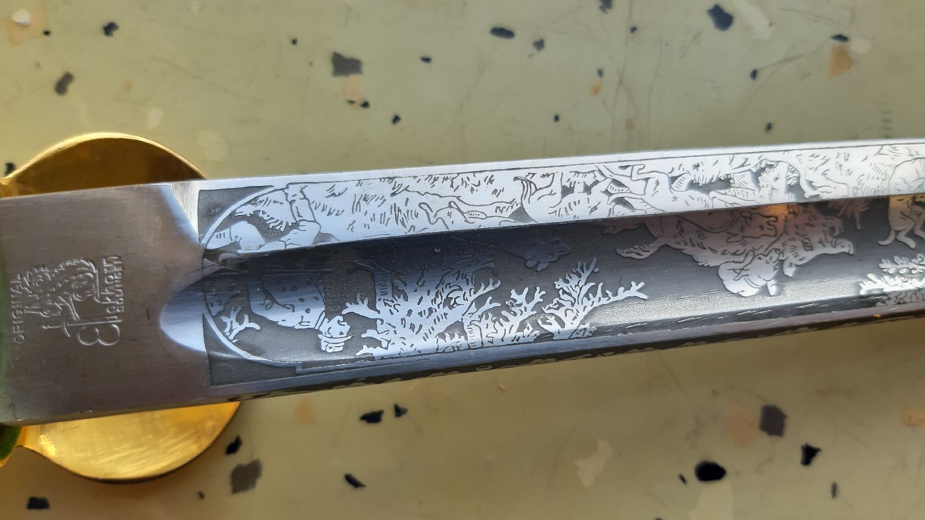 Detail f: Kurzer Hirschfänger, um 1920/30, geätzte Klinge mit Hohlkehle; Jagdmotive beidseitig, "Original Eickhorn Solingen", vergoldeter ...