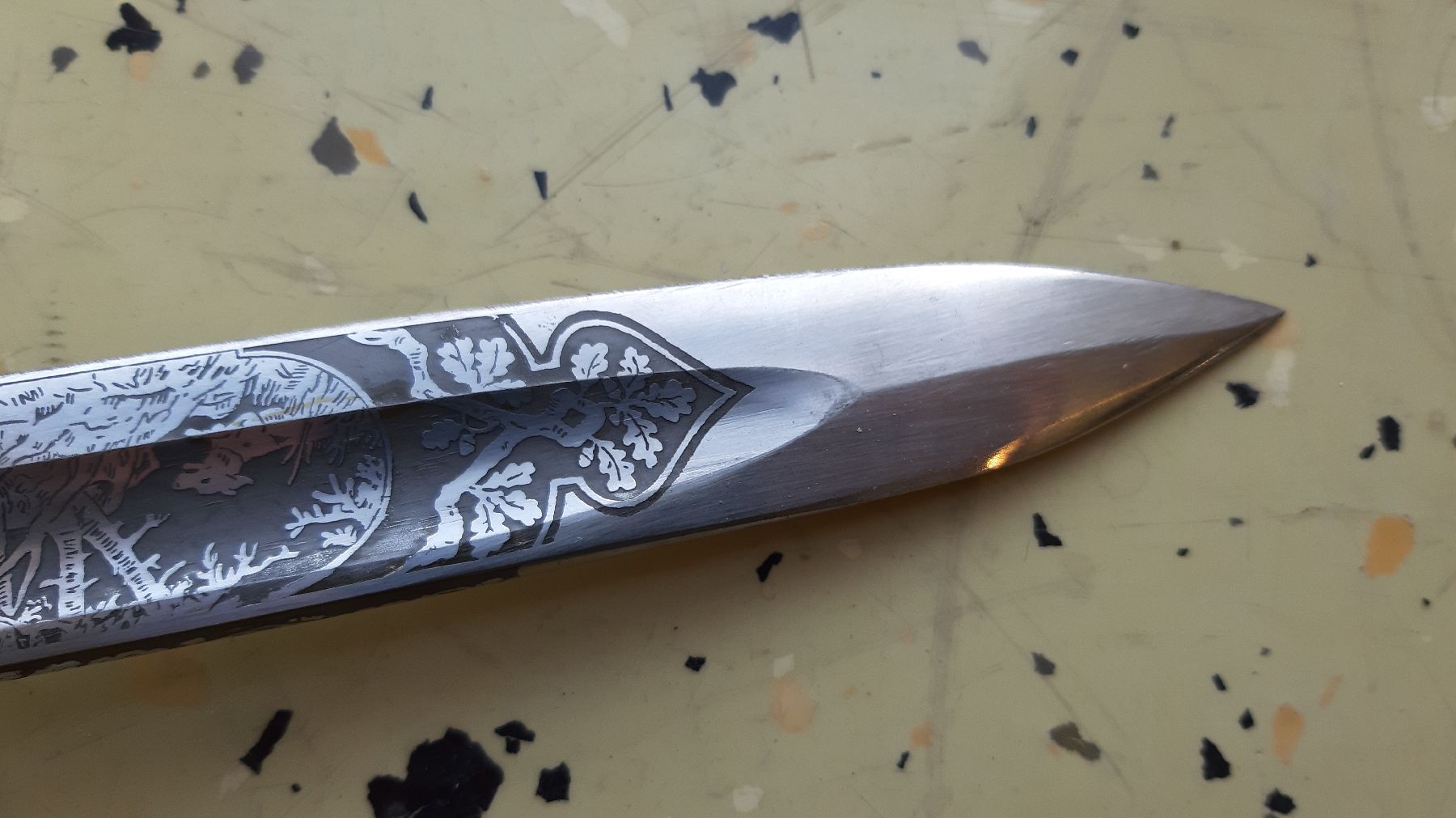 Detail g: Kurzer Hirschfänger, um 1920/30, geätzte Klinge mit Hohlkehle; Jagdmotive beidseitig, "Original Eickhorn Solingen", vergoldeter ...