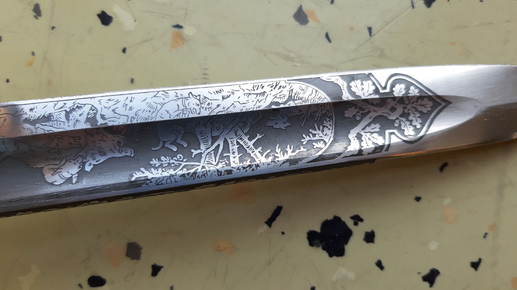 Detail h: Kurzer Hirschfänger, um 1920/30, geätzte Klinge mit Hohlkehle; Jagdmotive beidseitig, "Original Eickhorn Solingen", vergoldeter ...