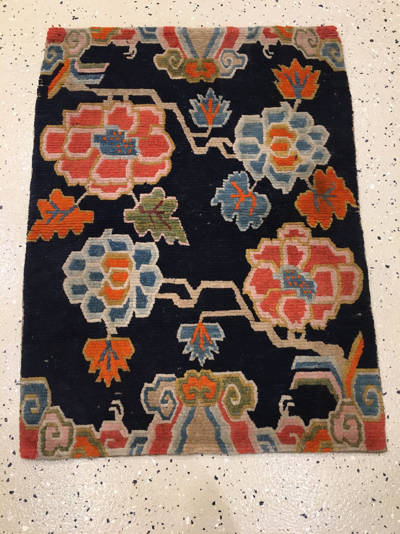 Detail a: Schigatse "Goyul" alt, Südtibet, um 1920, Wolle geknüpft auf Wolle. Dekorativer tibetischer Goyul mit Päonien Muster, ca. 73 x 55 cm, ...