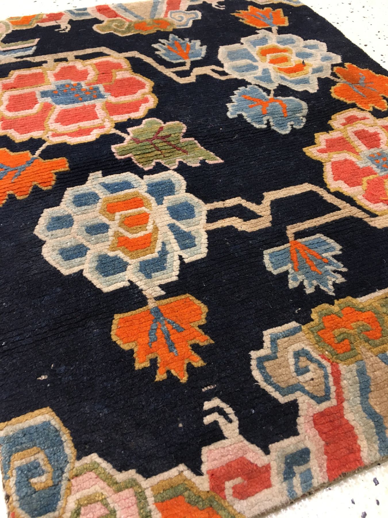 Detail b: Schigatse "Goyul" alt, Südtibet, um 1920, Wolle geknüpft auf Wolle. Dekorativer tibetischer Goyul mit Päonien Muster, ca. 73 x 55 cm, ...