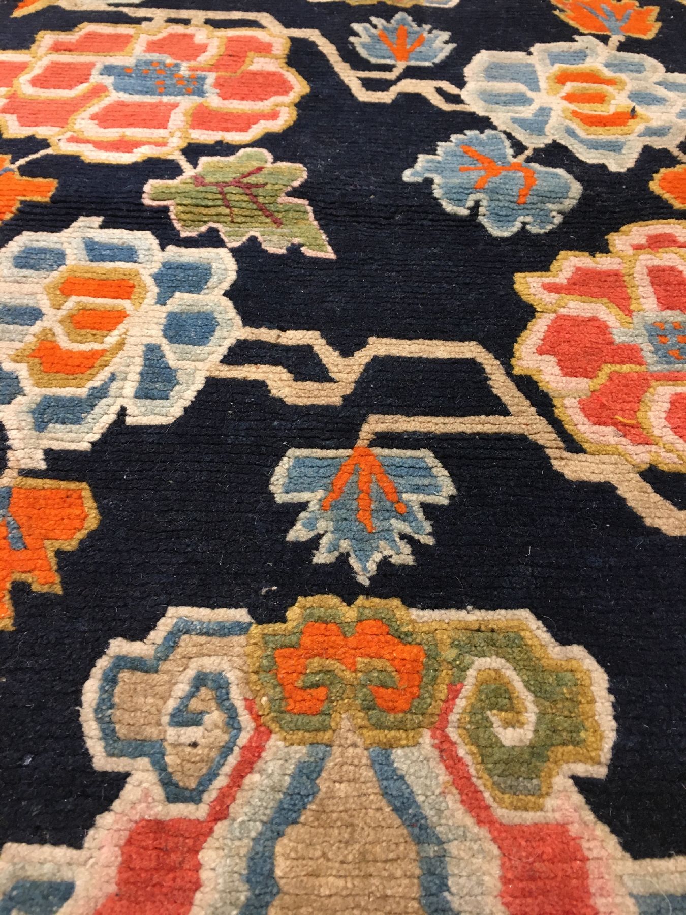 Detail c: Schigatse "Goyul" alt, Südtibet, um 1920, Wolle geknüpft auf Wolle. Dekorativer tibetischer Goyul mit Päonien Muster, ca. 73 x 55 cm, ...