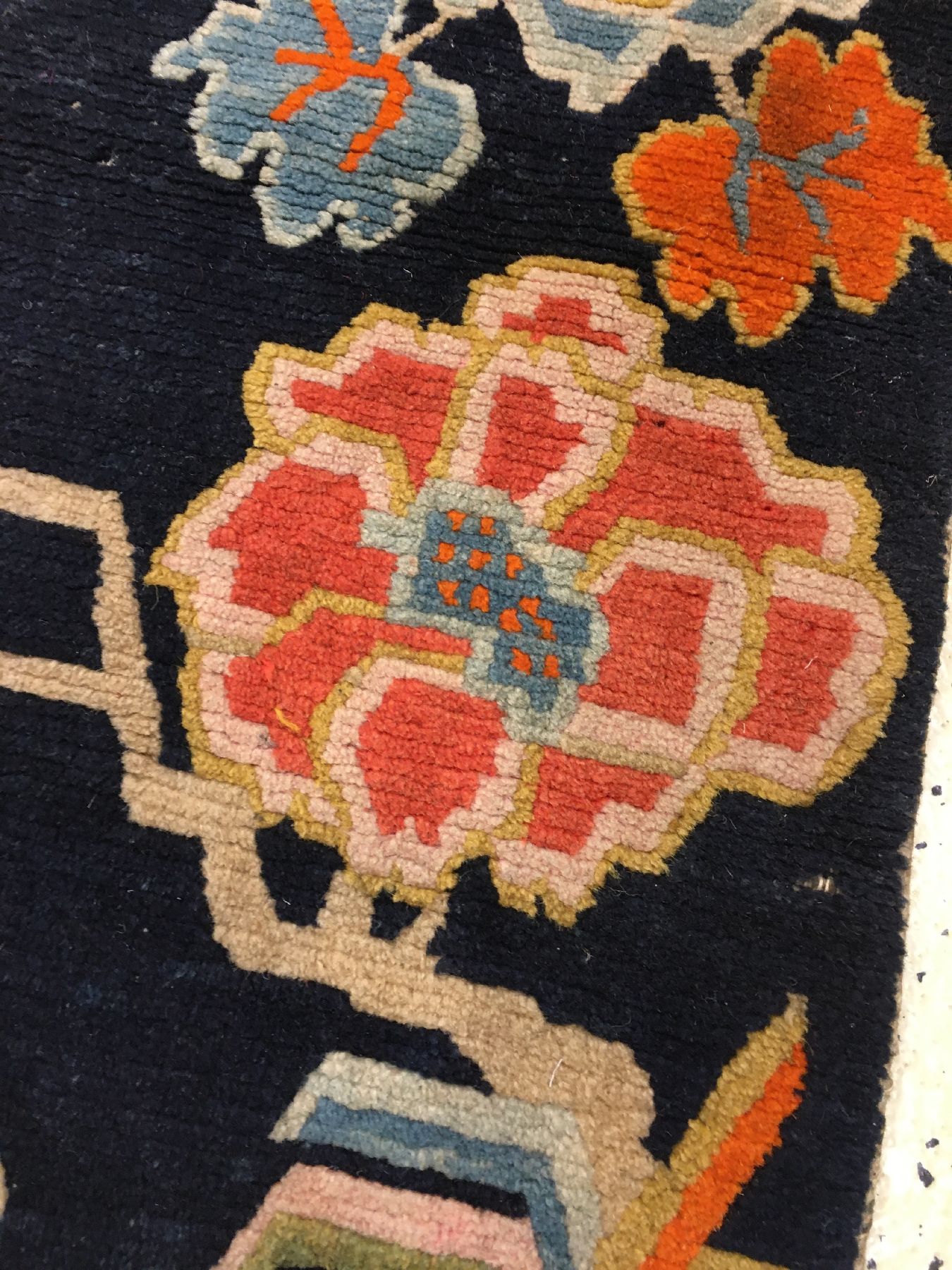 Detail d: Schigatse "Goyul" alt, Südtibet, um 1920, Wolle geknüpft auf Wolle. Dekorativer tibetischer Goyul mit Päonien Muster, ca. 73 x 55 cm, ...