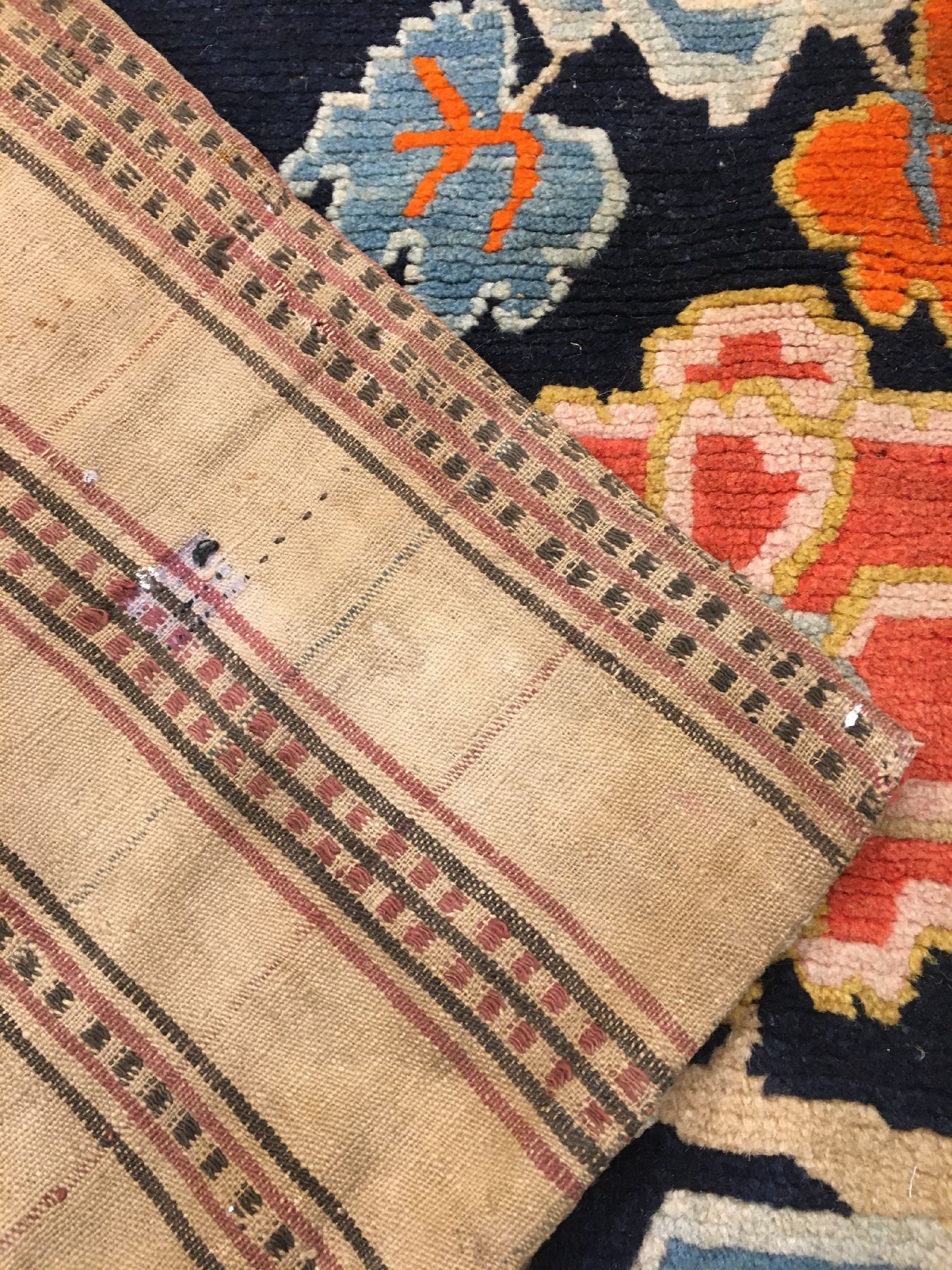 Detail e: Schigatse "Goyul" alt, Südtibet, um 1920, Wolle geknüpft auf Wolle. Dekorativer tibetischer Goyul mit Päonien Muster, ca. 73 x 55 cm, ...