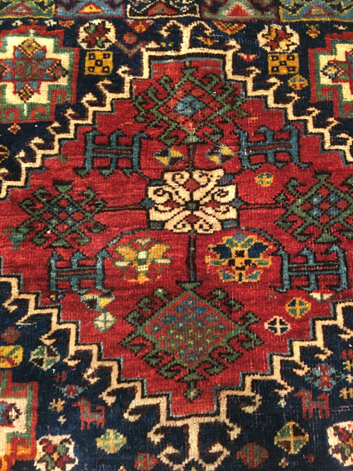Detail c: Feine Gaschgai "Taschenfront" antik (Violette Seidenschüsse und Highlights), Südwestpersien Fars-Region, 19.Jhd., Wolle geknüpft auf ...