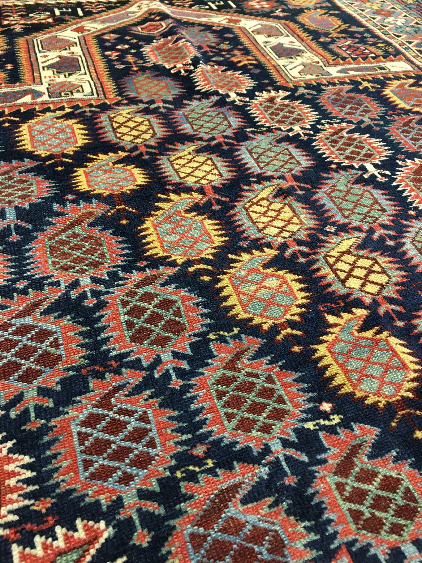 Detail c: Sehr feiner Marasali "Gebetsteppich" antik, Ostkaukasus Schirwan-Gebiet, Datiert 1910, Wolle geknüpft auf Wolle. Bemerkenswert fein ...