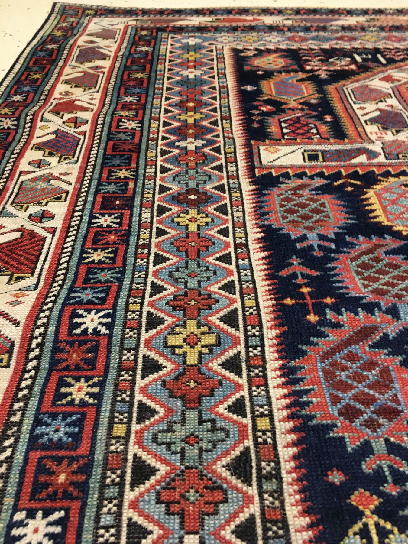 Detail g: Sehr feiner Marasali "Gebetsteppich" antik, Ostkaukasus Schirwan-Gebiet, Datiert 1910, Wolle geknüpft auf Wolle. Bemerkenswert fein ...