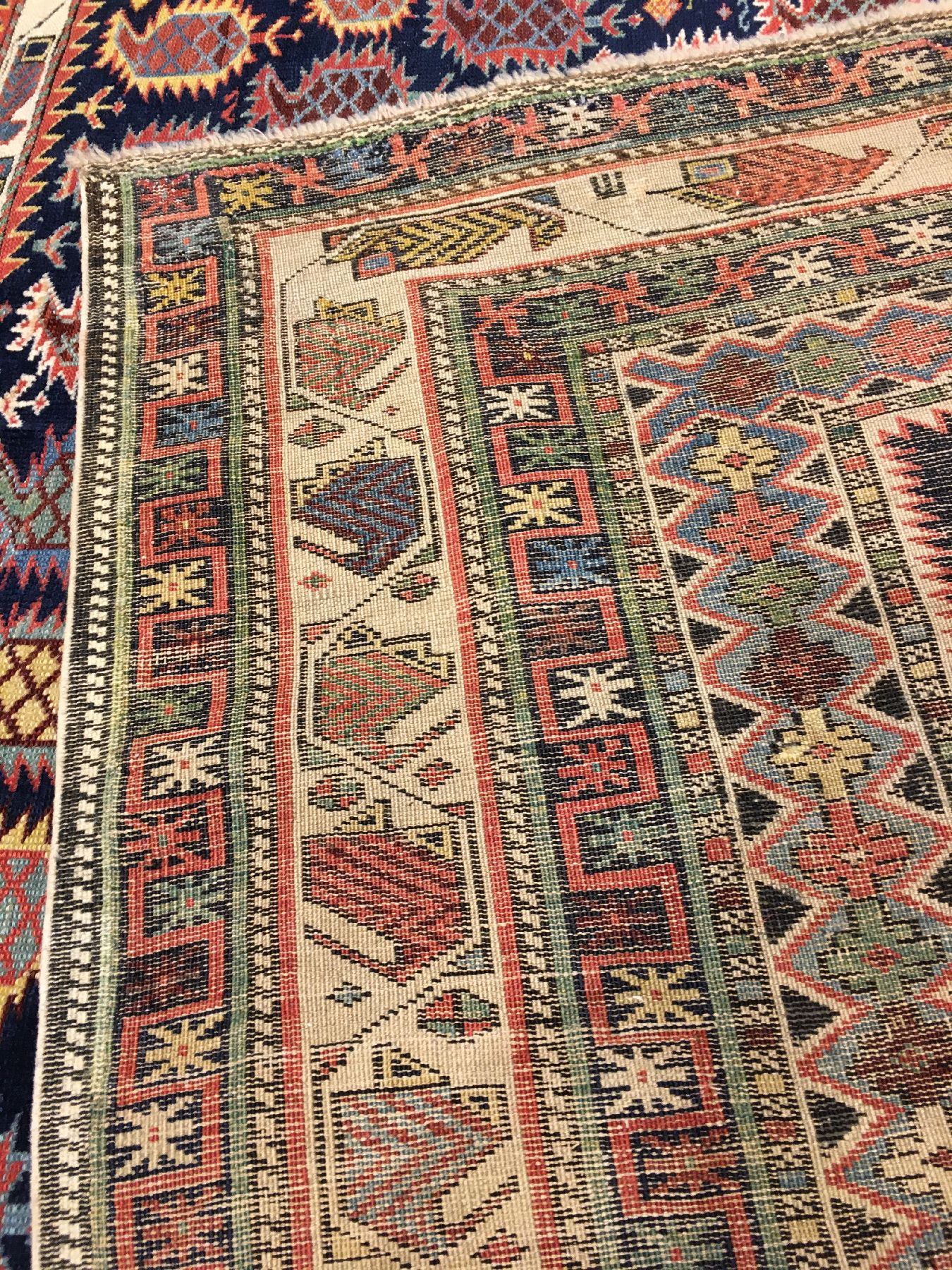 Detail h: Sehr feiner Marasali "Gebetsteppich" antik, Ostkaukasus Schirwan-Gebiet, Datiert 1910, Wolle geknüpft auf Wolle. Bemerkenswert fein ...