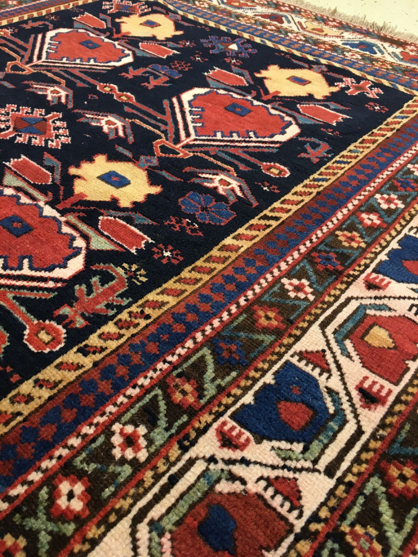 Detail e: Seltener feiner Schirwan antik, Ostkaukasus, Ende 19.Jhd., Wolle geknüpft auf Wolle. Feiner Schirwan mit seltenem allover Muster. Farbenfrohe ...