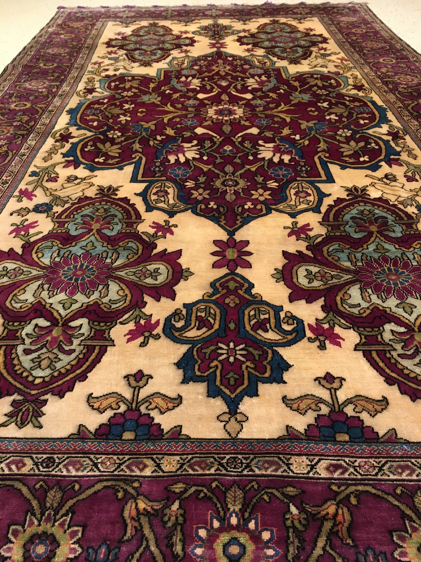 Detail b: Sehr feiner exquisiter Seiden Farahan antik, Westpersien, 19.Jhd., reine Naturseide. DerFond dieses Spitzenexemplars aus Farahan zeigtein großes ...