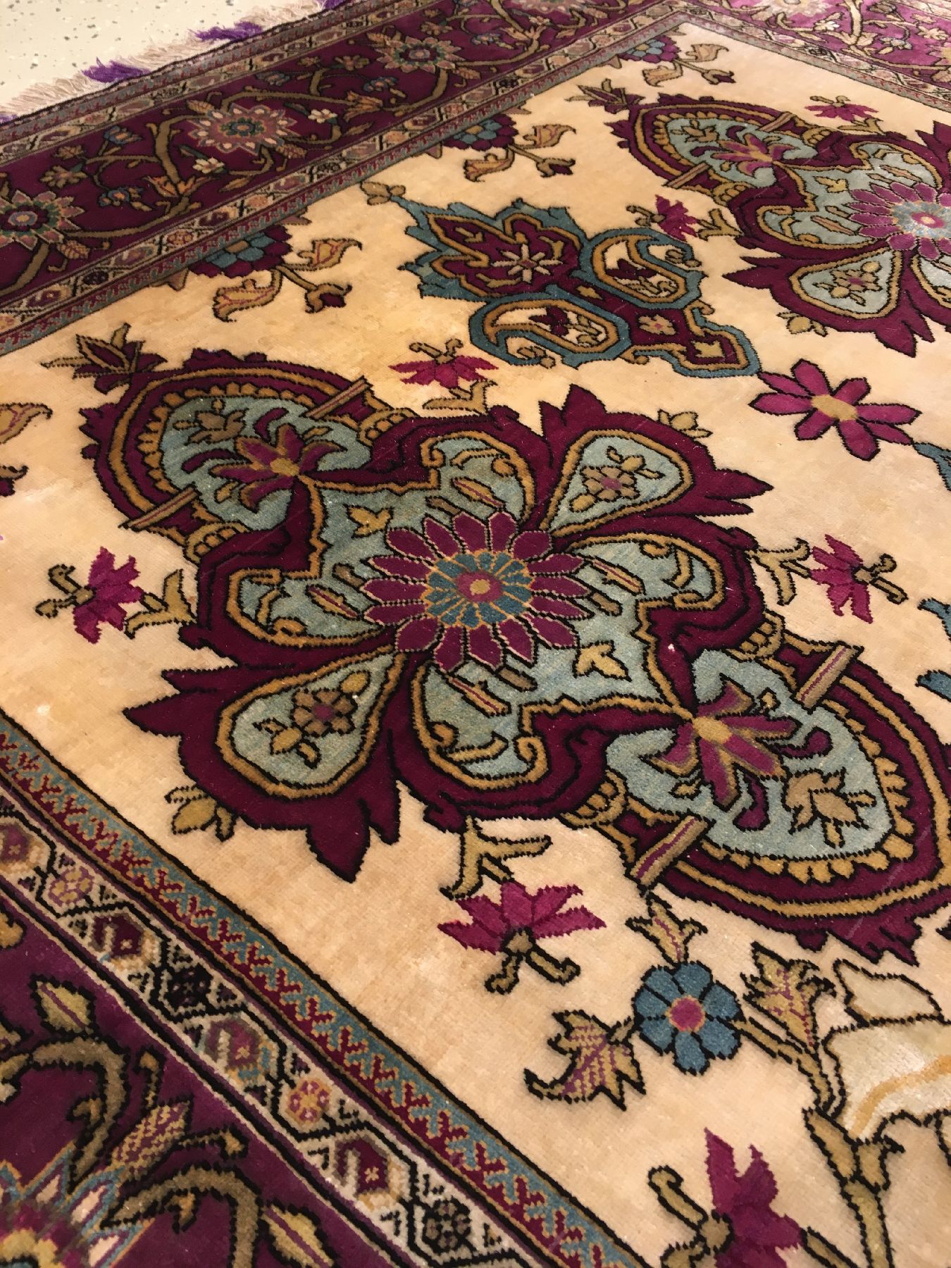Detail d: Sehr feiner exquisiter Seiden Farahan antik, Westpersien, 19.Jhd., reine Naturseide. DerFond dieses Spitzenexemplars aus Farahan zeigtein großes ...