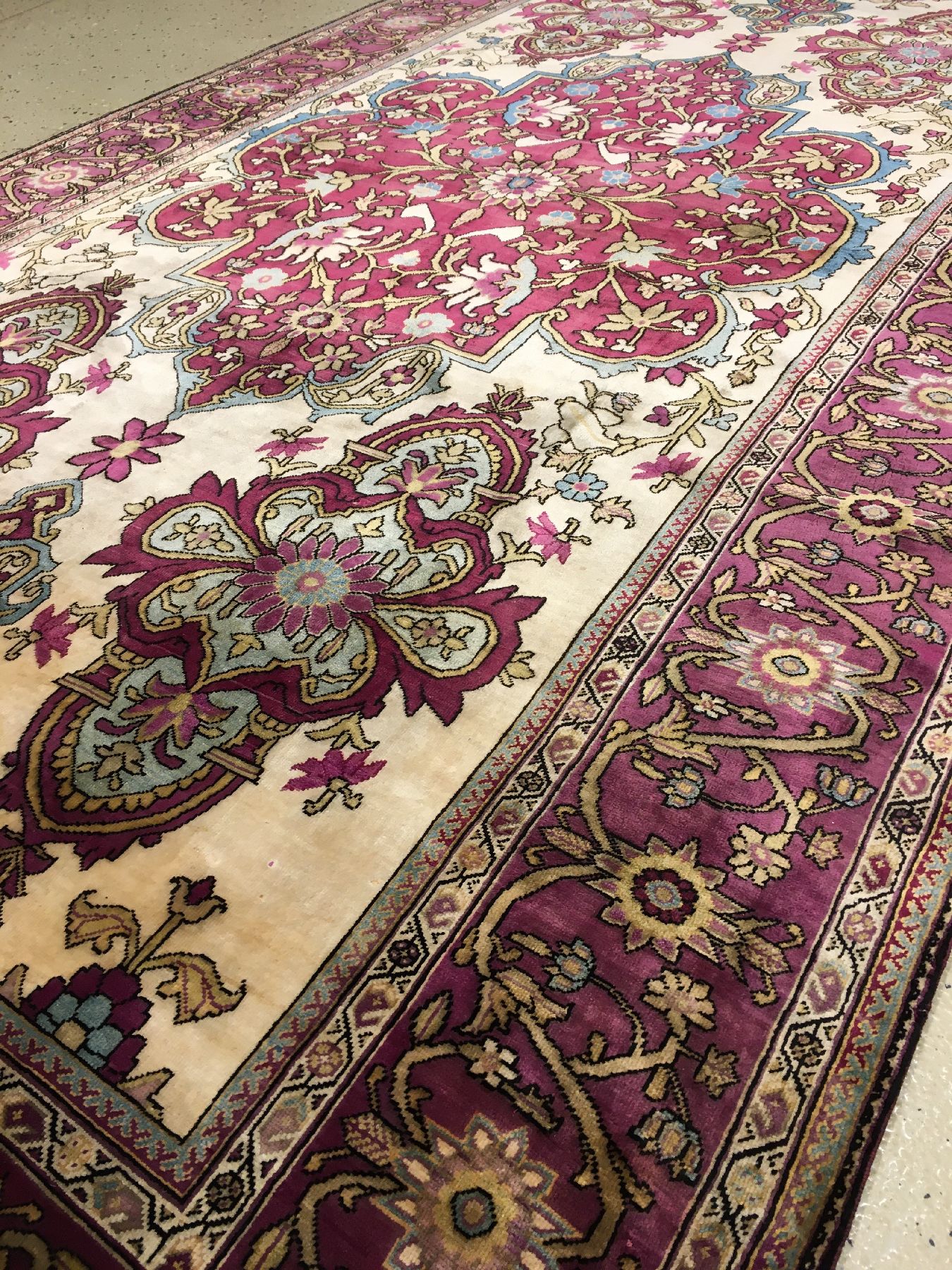 Detail e: Sehr feiner exquisiter Seiden Farahan antik, Westpersien, 19.Jhd., reine Naturseide. DerFond dieses Spitzenexemplars aus Farahan zeigtein großes ...