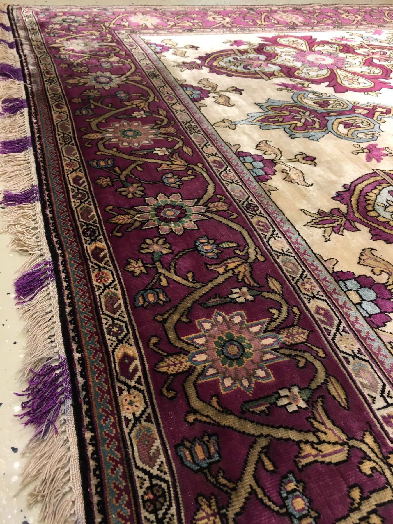 Detail f: Sehr feiner exquisiter Seiden Farahan antik, Westpersien, 19.Jhd., reine Naturseide. DerFond dieses Spitzenexemplars aus Farahan zeigtein großes ...