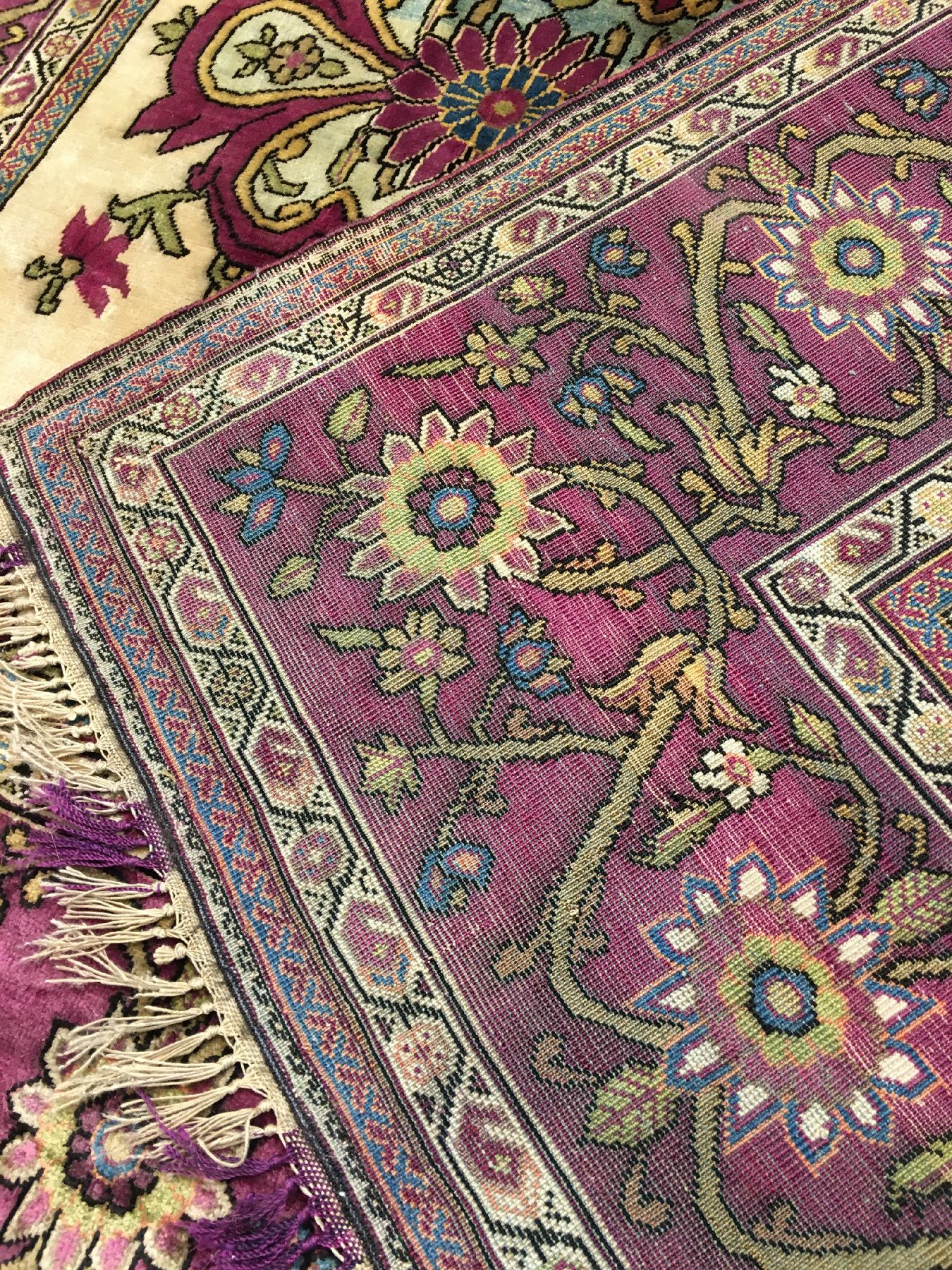 Detail h: Sehr feiner exquisiter Seiden Farahan antik, Westpersien, 19.Jhd., reine Naturseide. DerFond dieses Spitzenexemplars aus Farahan zeigtein großes ...