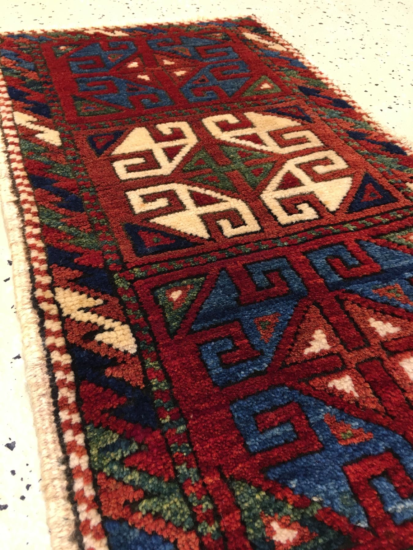 Detail b: Konya "Yastik" antik, Zentralanatolien, um 1900, Wolle geknüpft auf Wolle. Kleiner zentralanatolischer Yastik mit ursprünglicher ...