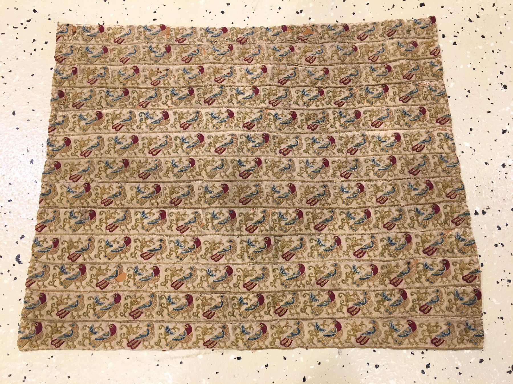 Detail a: Frühes indisches "Textil" antik (Fragment), Indien, 1.Hälfte 19.Jhd., Seide auf Seide. Feines Textil aus Indien mit Vogel Rapportmuster, ...