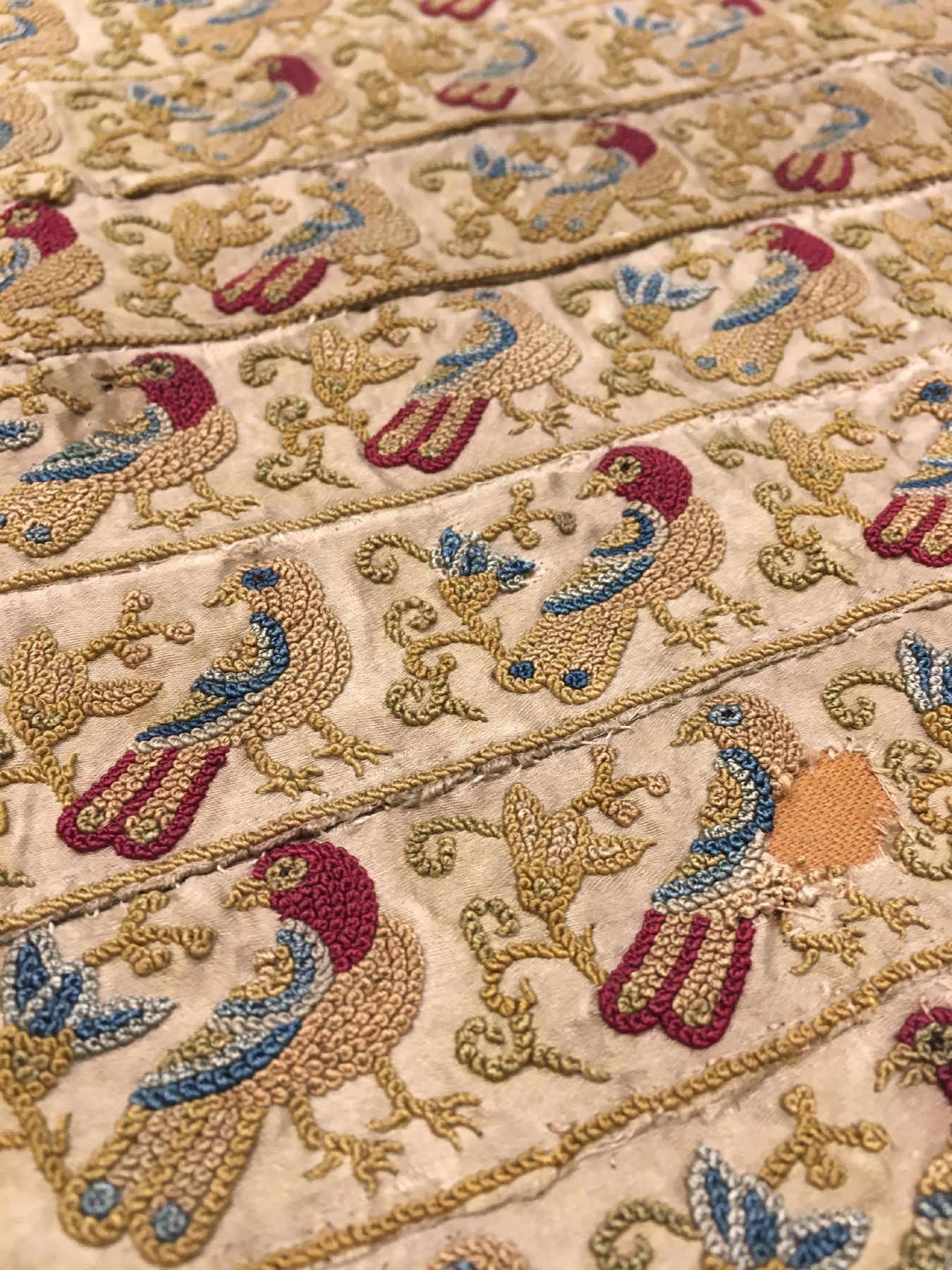 Detail c: Frühes indisches "Textil" antik (Fragment), Indien, 1.Hälfte 19.Jhd., Seide auf Seide. Feines Textil aus Indien mit Vogel Rapportmuster, ...