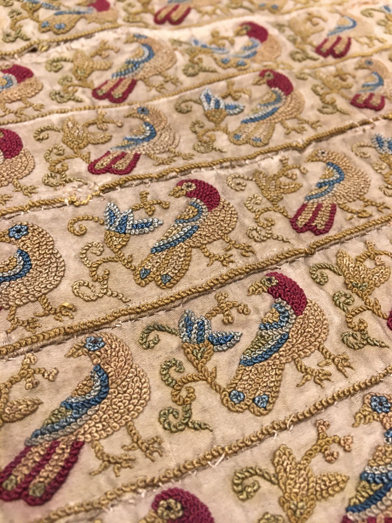 Detail d: Frühes indisches "Textil" antik (Fragment), Indien, 1.Hälfte 19.Jhd., Seide auf Seide. Feines Textil aus Indien mit Vogel Rapportmuster, ...