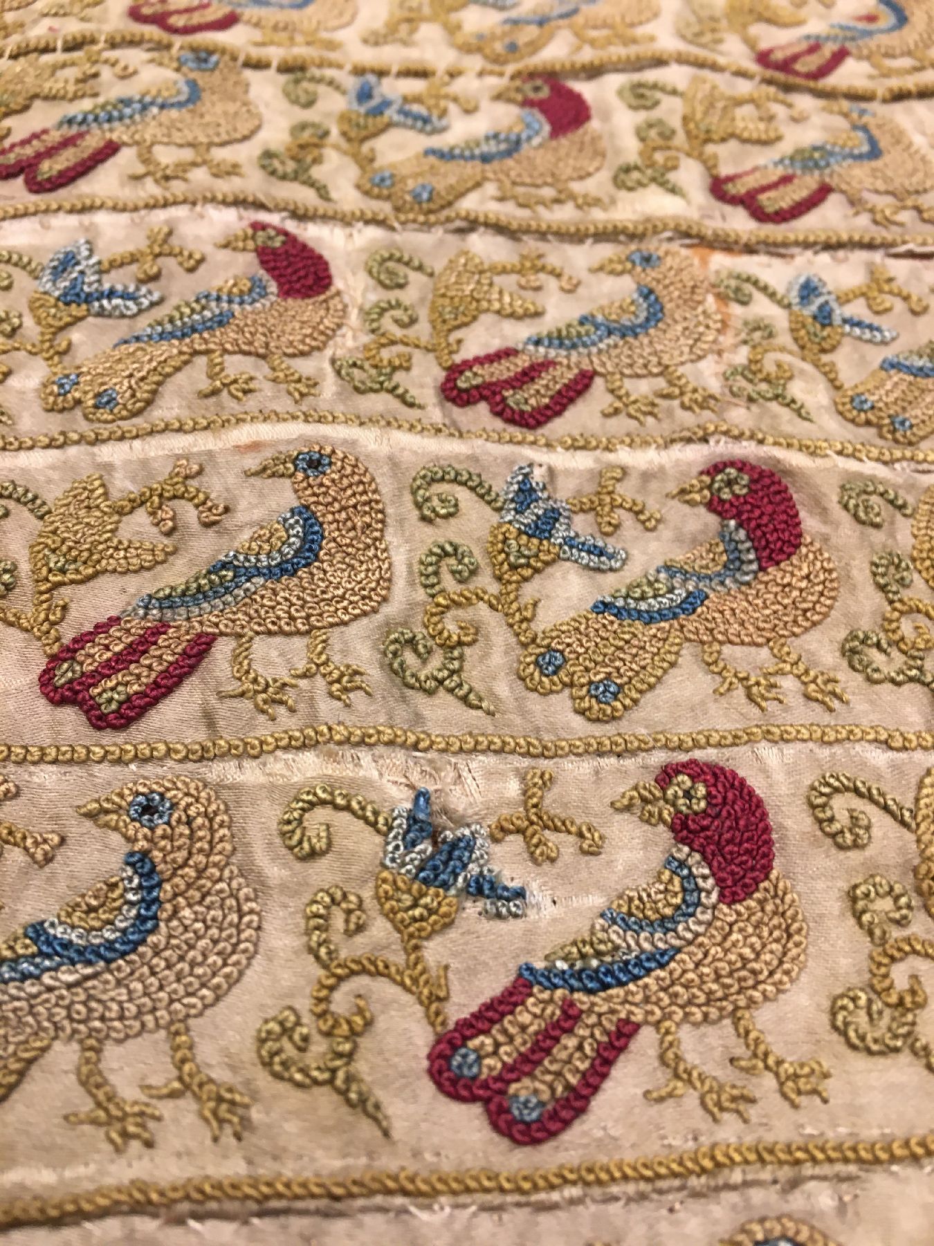 Detail e: Frühes indisches "Textil" antik (Fragment), Indien, 1.Hälfte 19.Jhd., Seide auf Seide. Feines Textil aus Indien mit Vogel Rapportmuster, ...