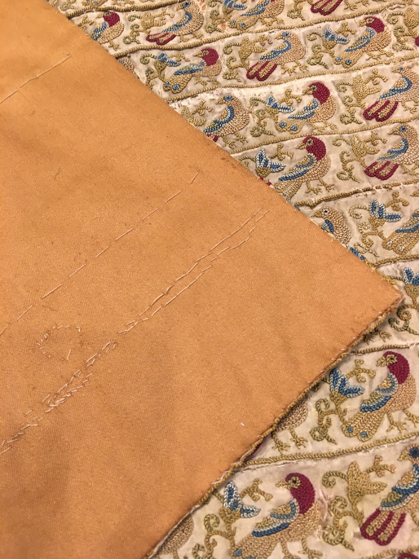 Detail f: Frühes indisches "Textil" antik (Fragment), Indien, 1.Hälfte 19.Jhd., Seide auf Seide. Feines Textil aus Indien mit Vogel Rapportmuster, ...